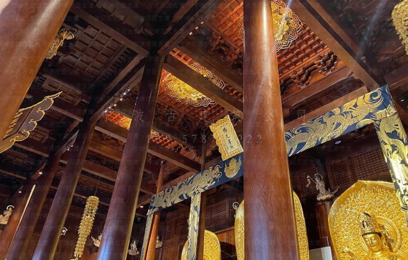 在施工安全方面，施工图同样不容忽视。明确施工现场的安全警示标识设置位置，标注高处作业、电气作业等危险区域的防护措施。对施工机械与设备的操作规范进行详细说明，确保施工人员正确使用，避免安全事故的发生