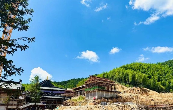 寺院扩建鸟瞰图，同时落地装饰装修及预算清单，拓展寺院建筑规模