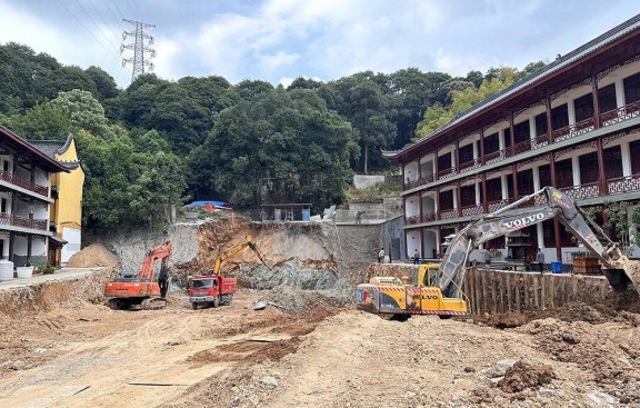 古建筑横披窗设计，门楣上方的固定窗功能解析