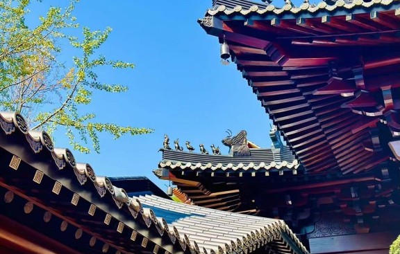 寺院扩建中的功能分区规划，礼佛区、生活区、文旅区布局