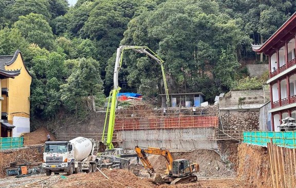 古建筑凤形走兽，屋脊上的凤形小兽装饰寓意