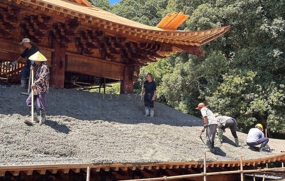 陕北窑洞靠崖式与独立式的选址逻辑与生态适应性