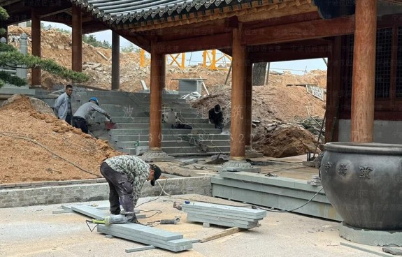 提供寺院翻新装修方案，附带鸟瞰图预算，翻新寺院建筑外观