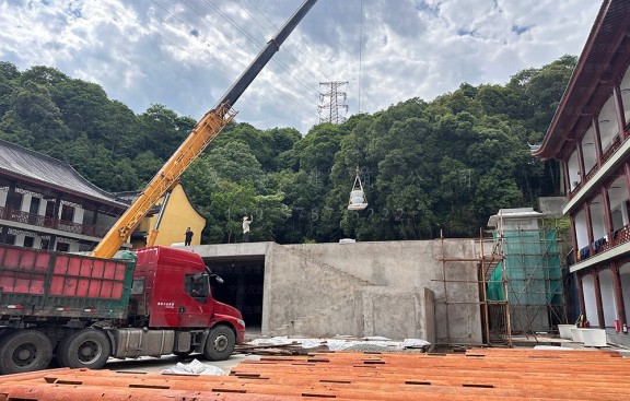 提供寺院改建鸟瞰图，并施工预算，改建寺院建筑形态